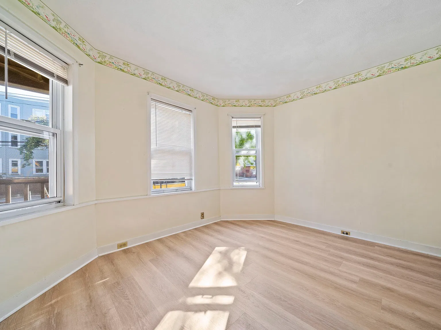 4 bed, 1300 sqft, $1,100 — Photo 2