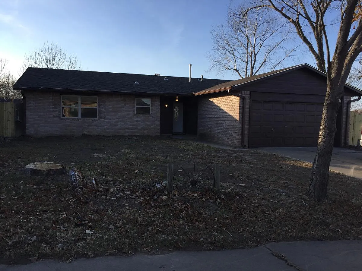 3 bed, 1.5 bath, 1438 sqft, $1,520 — Photo 1