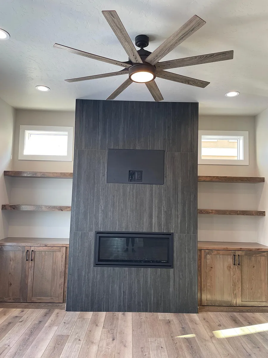 Beautiful gas fireplace - 2701 W Woodlawn Ave