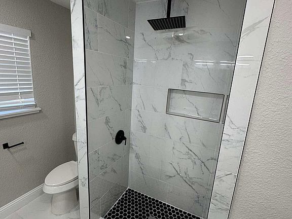4th image of 106 E Vista Dr
