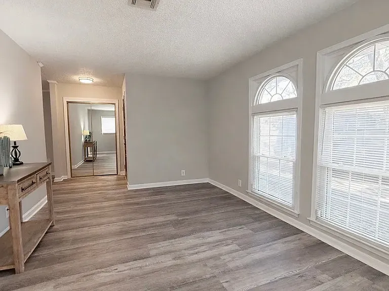 341 N Burbank Dr — Photo 4