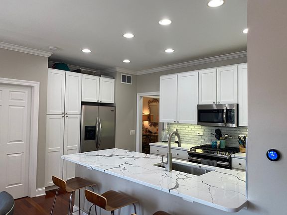 5th image of 1054 W Lawrence Ave APT 3A