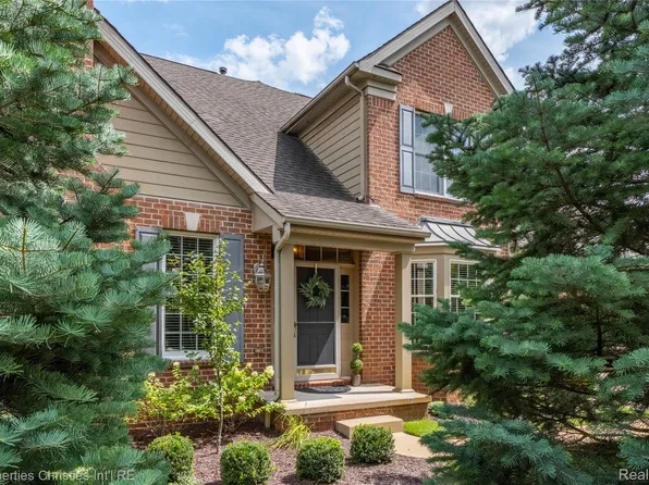 45042 Broadmoor Cir S, Northville, MI 48168