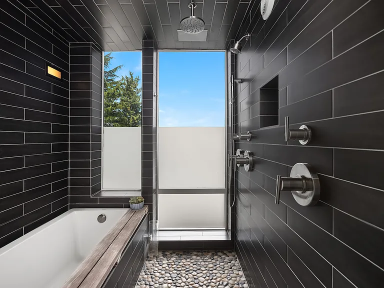 Master dual shower with tub, also has steam shower function