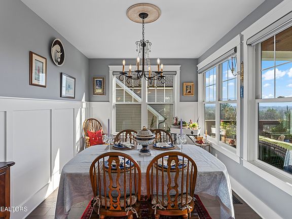 4th image of 555 Simmons View Dr