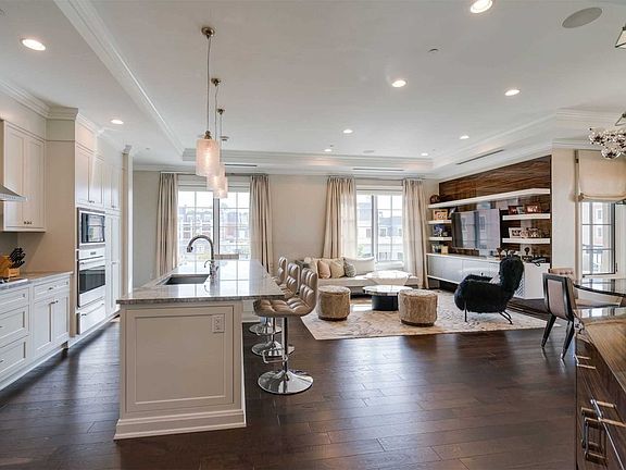 4th image of 1000 Royal Ct