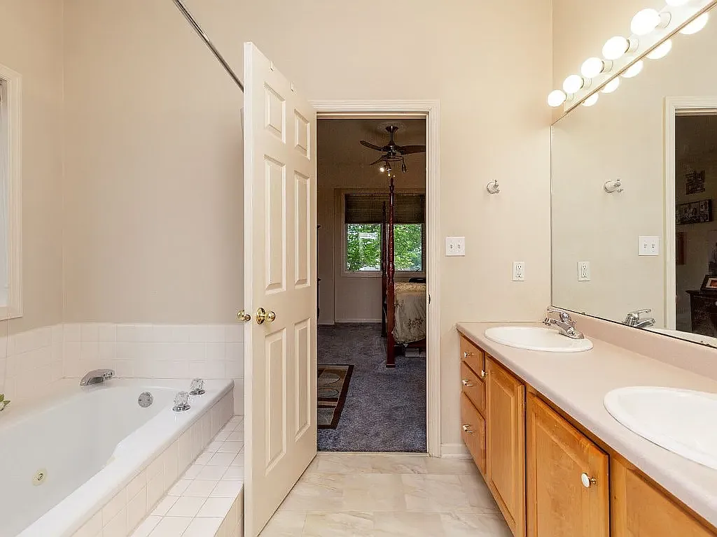 5 bed, 3507 sqft, $4,200 — Photo 3
