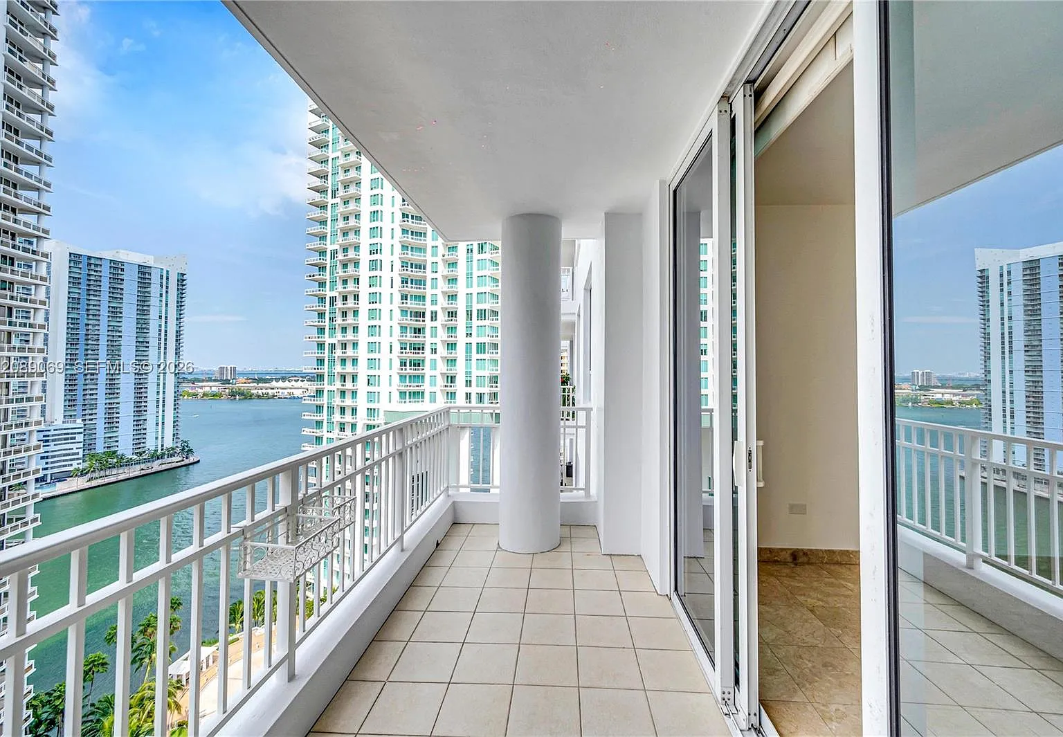 Courts Brickell Key Condo — Photo 2