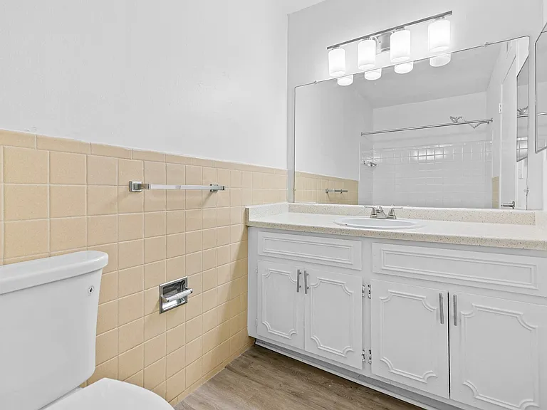 Carriage Park Apartments - Dearborn Heights, MI — Photo 24