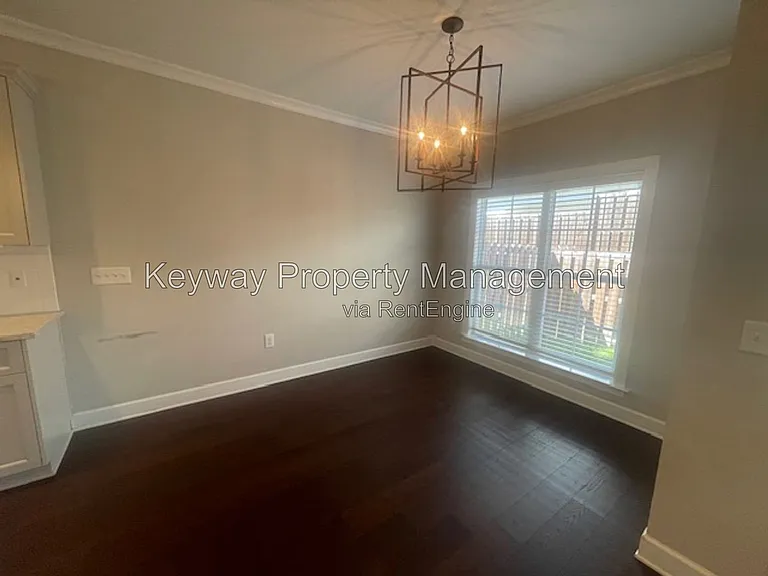1933 Avenel Ln — Photo 7