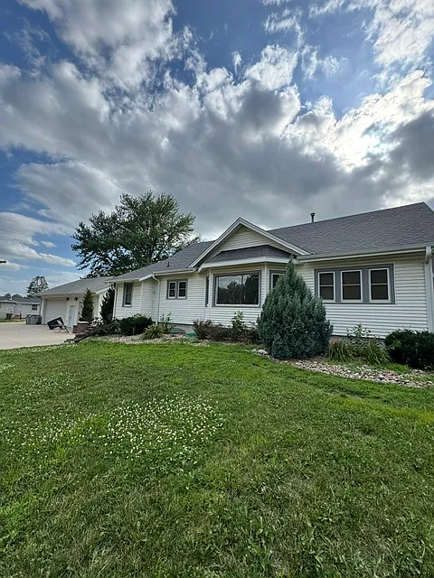 5 bed, 2.5 bath, 2059 sqft, $2,200 — Photo 3