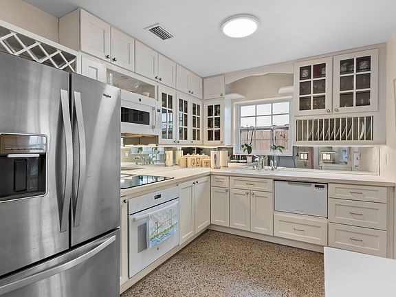 4th image of 811 NE 7th Avenue