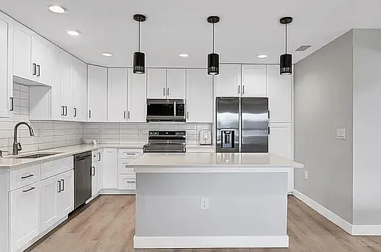 470 Venango St — Photo 2