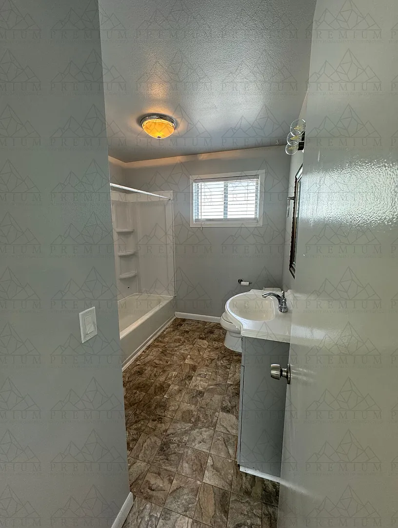 Updated 3 bed / 1 bath — Photo 4
