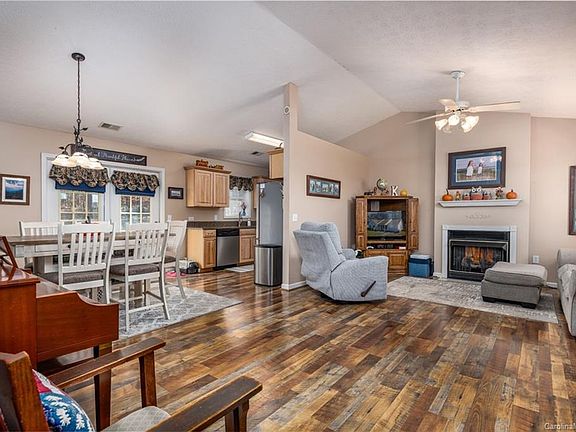 5th image of 105 Surrey Dr