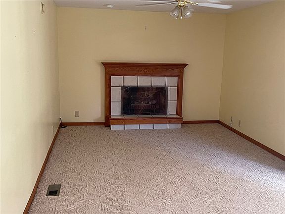 3rd image of 920 Woodlawn Ct