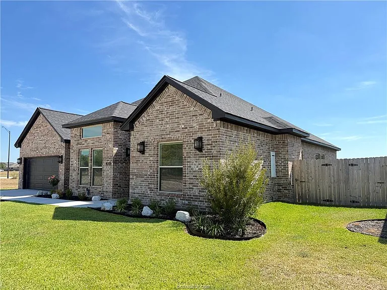 4205 Skylar Dr — Photo 1