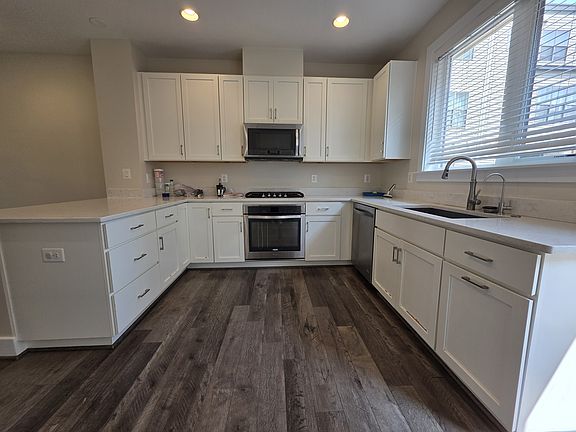 5th image of 16337 Columbus Ave