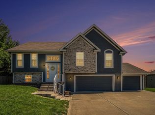 2008 NE Lake Dr, Smithville, MO 64089