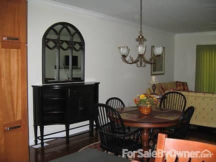 Dining room : 9 ft ceiling, crown molding