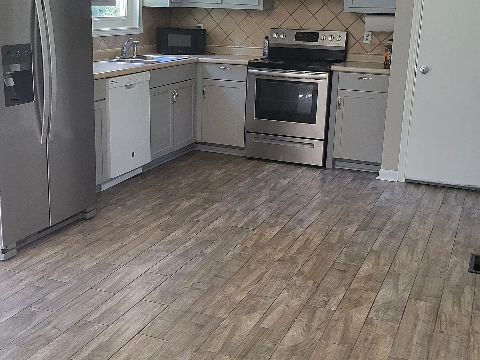 3 bed, 1600 sqft, $2,200 — Photo 4