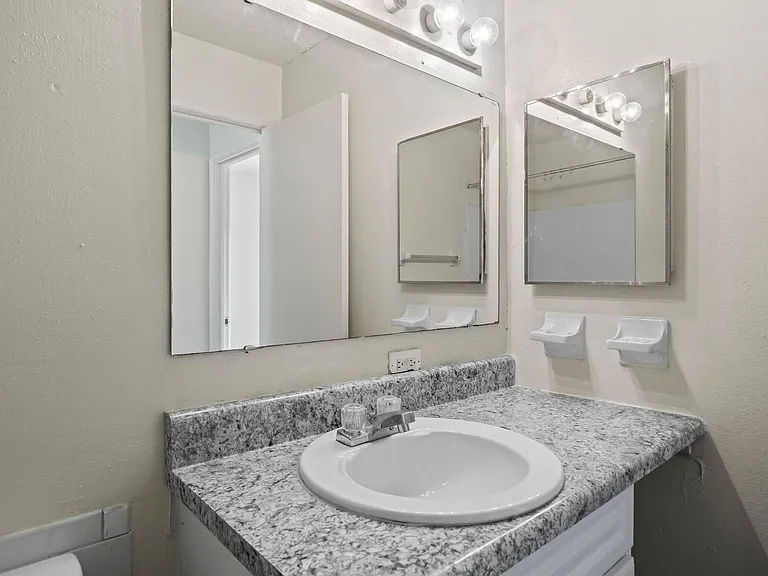 Westport Crossing Apartments — Photo 108