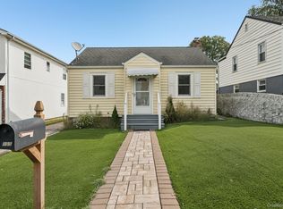 105 Devon Rd, Albertson, NY 11507