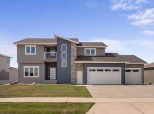 3906 Lone Peak Dr, Bismarck, ND 58503