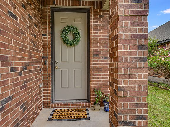 4th image of 1148 Hyde Park Dr
