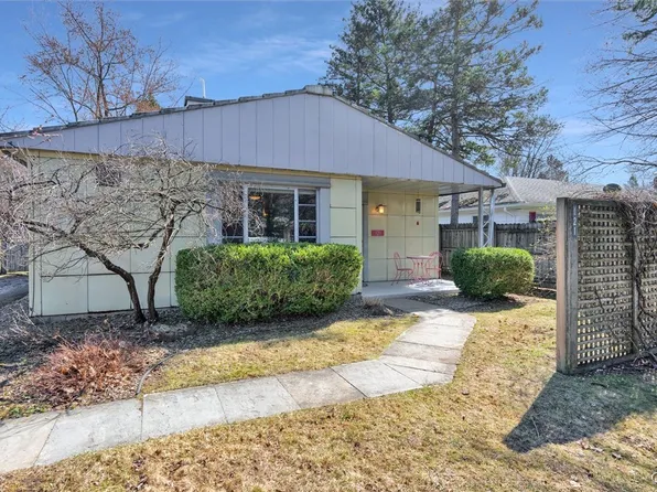 121 Manor Dr, De Witt, NY 13214