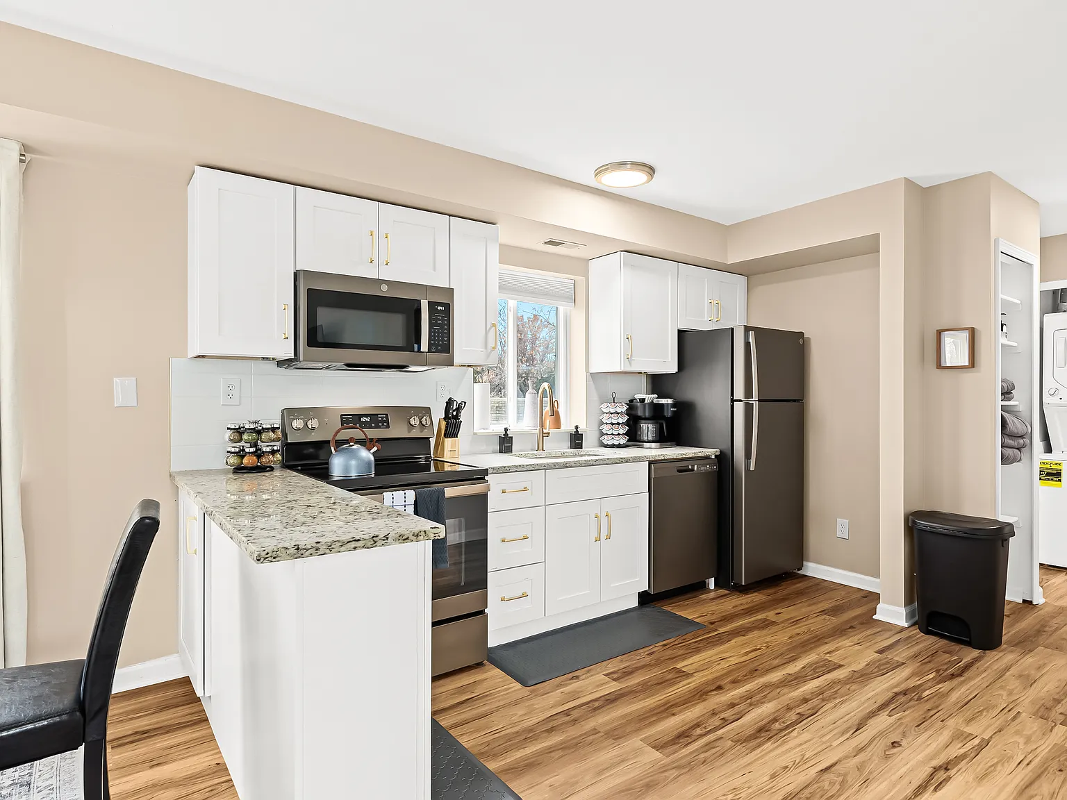 1 bed, 800 sqft, $2,400 — Photo 3