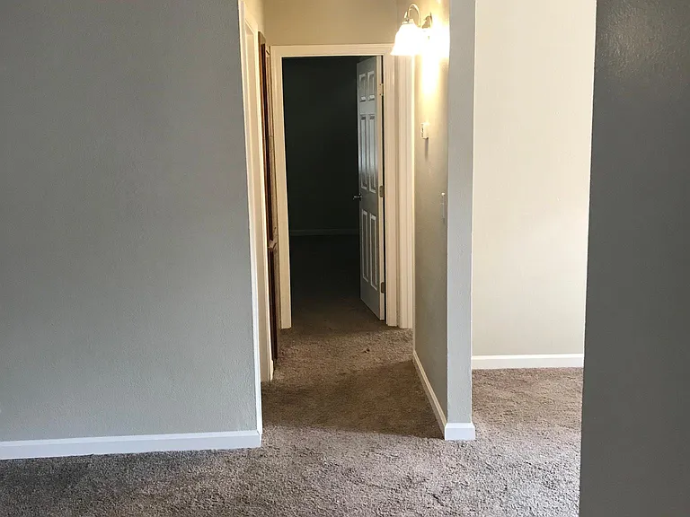 906 E Oakridge Ave — Photo 4