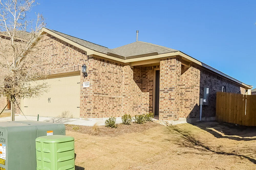 3 bed, 2.0 bath, 1399 sqft, $2,085 — Photo 3