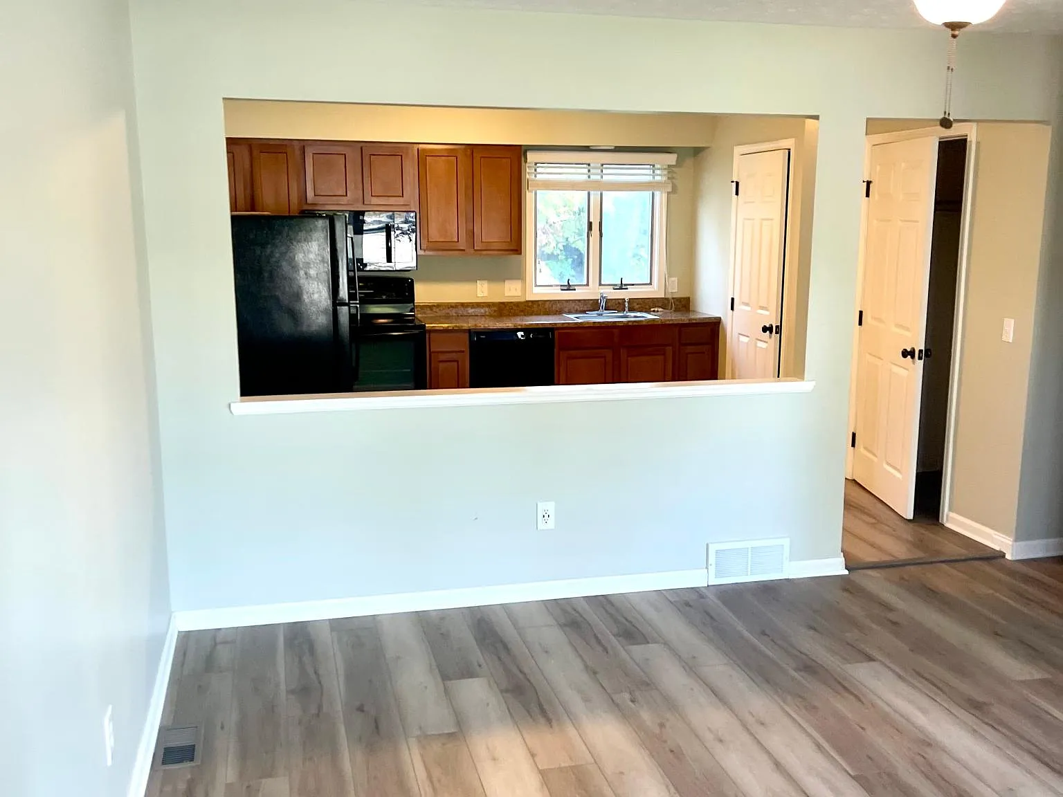 2 bed, 950 sqft, $1,249 — Photo 2