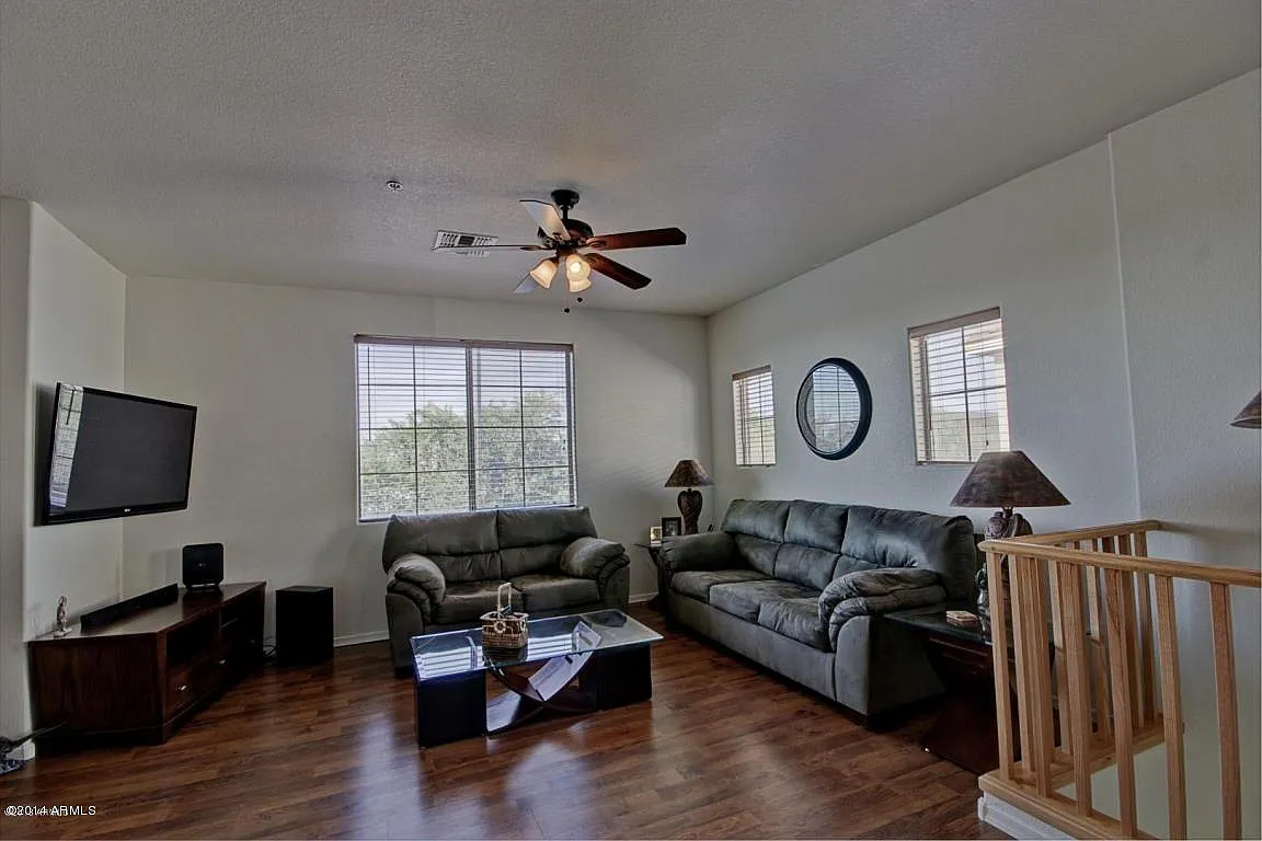 2 bed, 2.0 bath, 1227 sqft, $2,000 — Photo 2