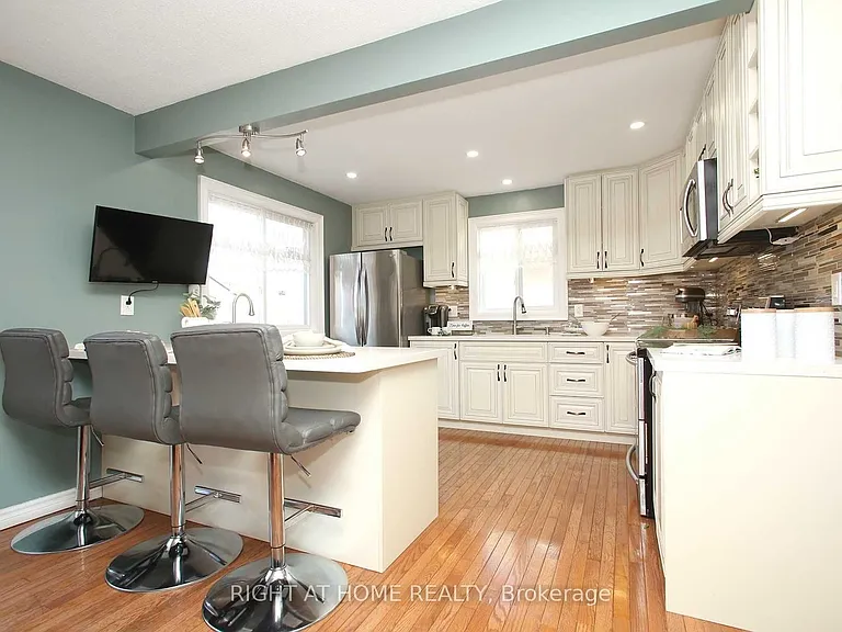 653 Dorchester Dr — Photo 3