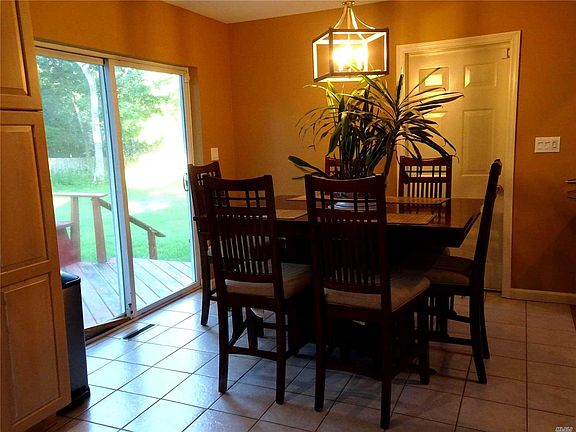 4th image of 3 Roberta Ct