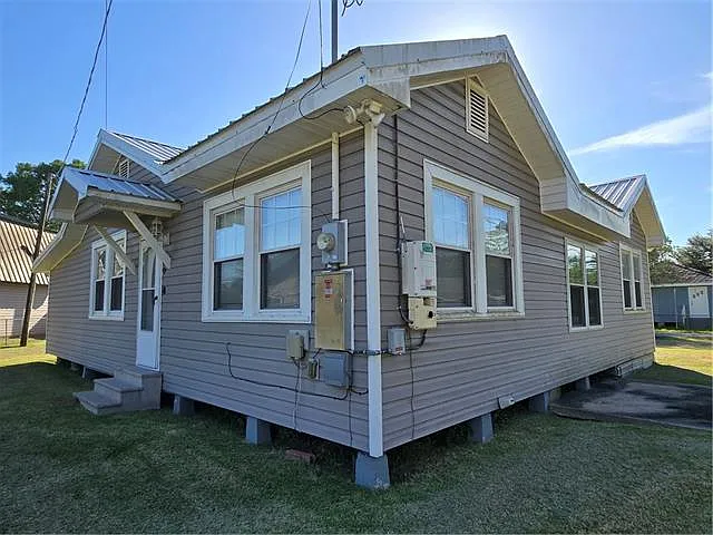 300 Saint Charles Blvd — Photo 4