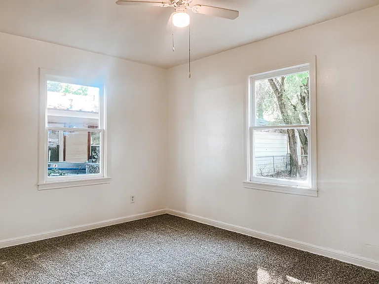 5513 Thomas Ln — Photo 12