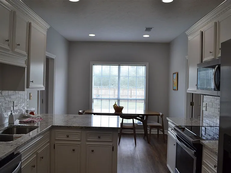 109 Stratford Dr — Photo 6