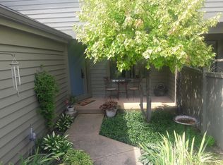 900 Shoreline Rd, Lake Barrington, IL 60010