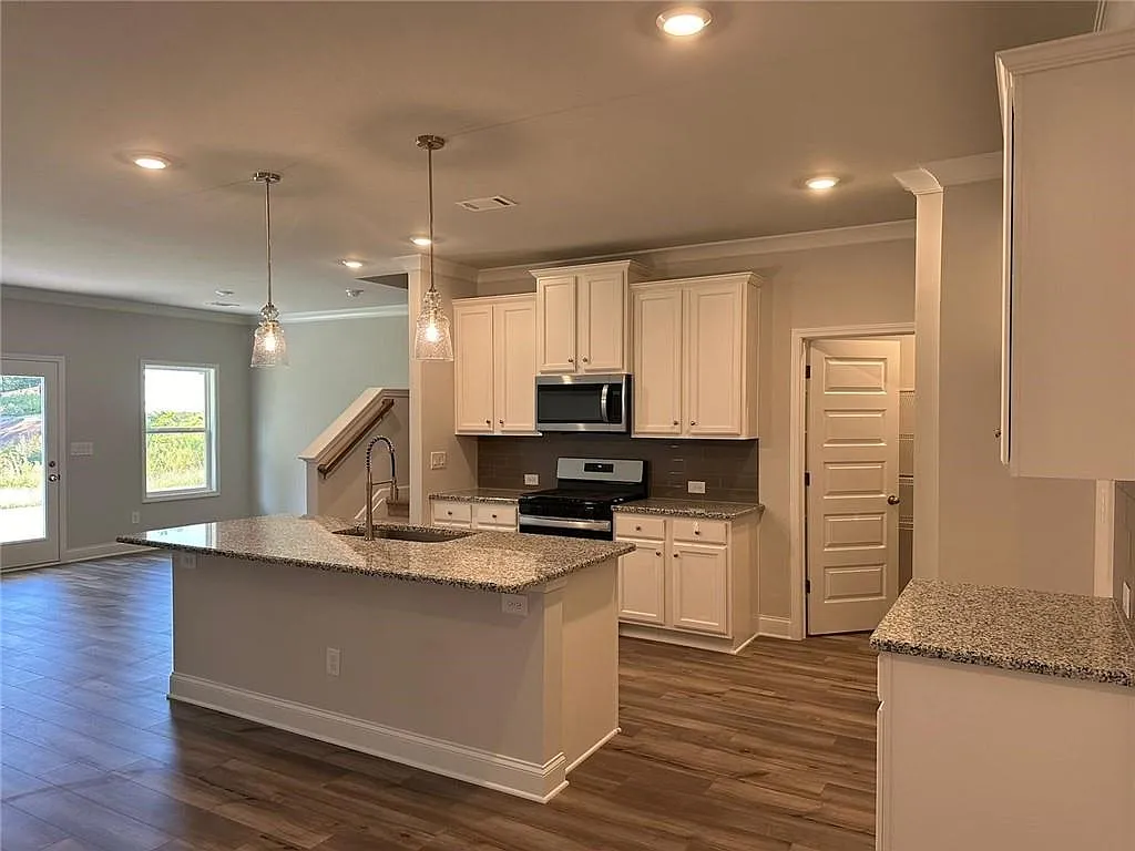 3 bed, 2.5 bath, 2016 sqft, $2,500 — Photo 3