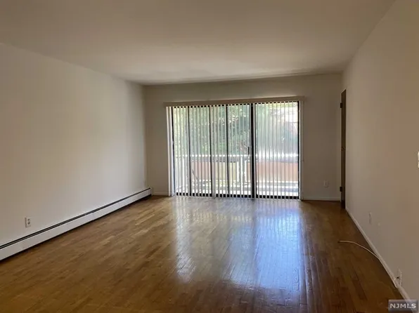 244 Collignon Way APT 3B, Westwood, NJ 07675