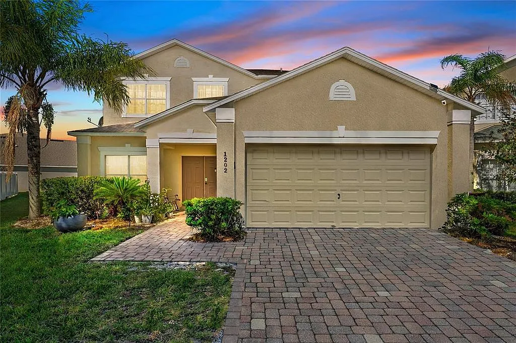 5 bed, 5.0 bath, 2636 sqft, $2,900 — Photo 1