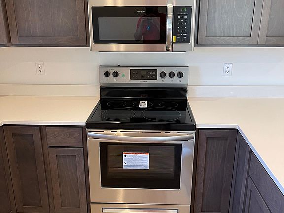 Kitchen: Oven/Microwave