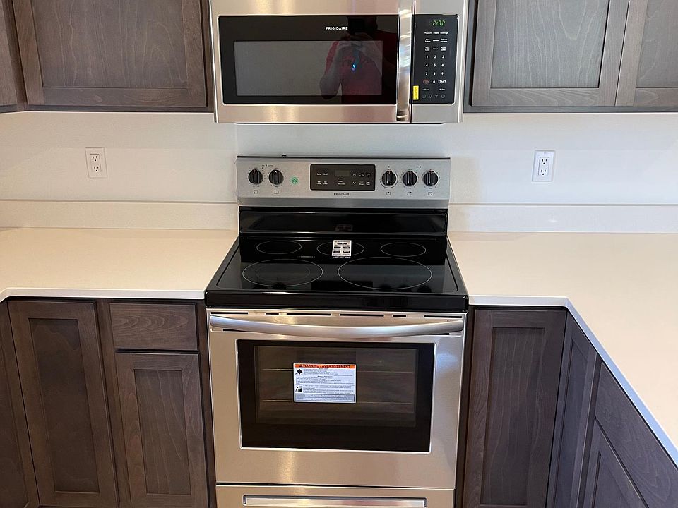 Kitchen: Oven/Microwave