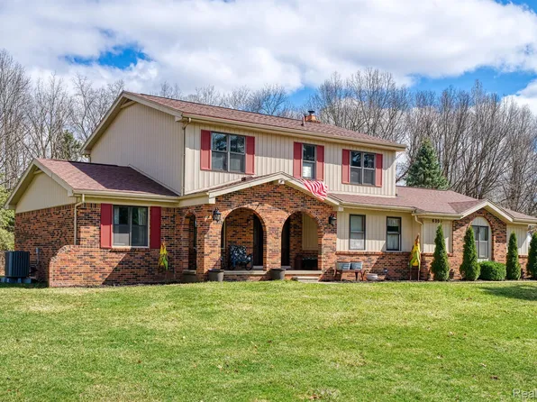 6300 Victoria Ct, Fenton, MI 48430
