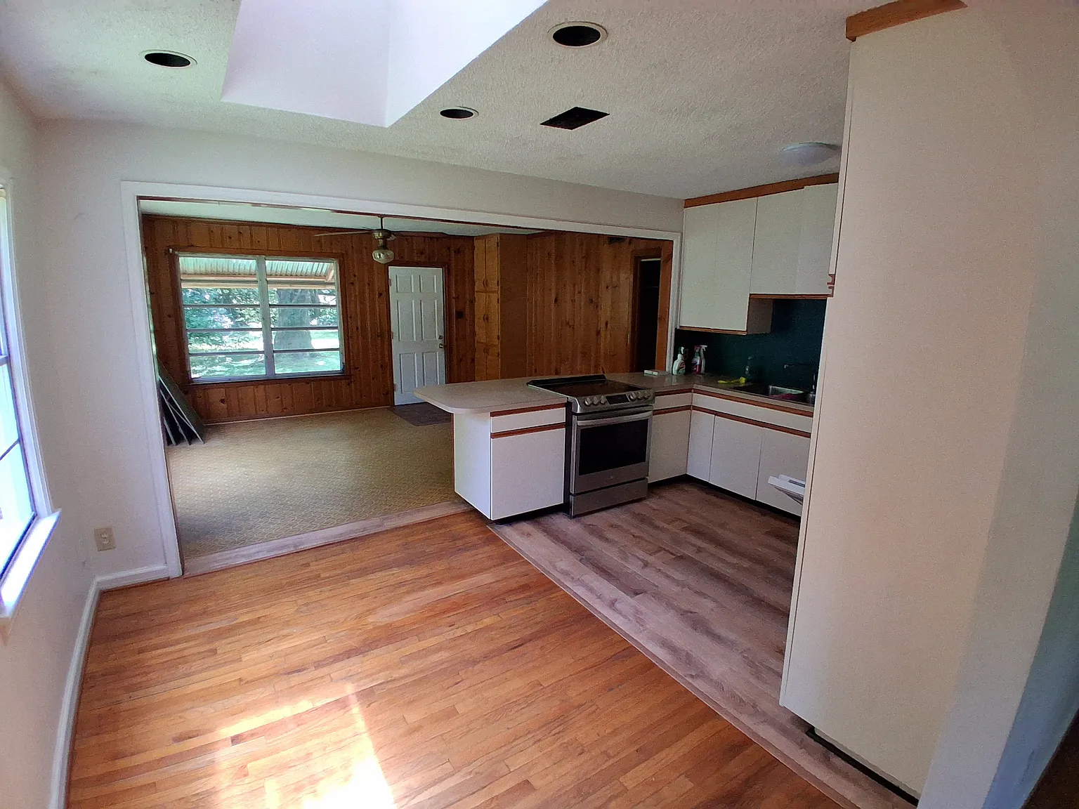 957 Cloverdale Dr — Photo 4
