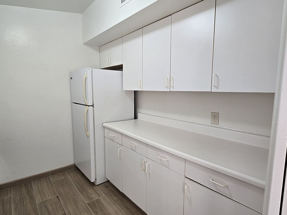 Clean Bright Kitchen 1