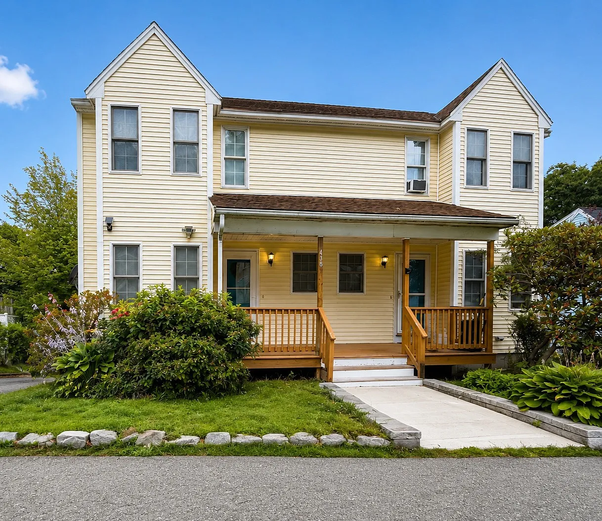 438 Plantation St — Photo 1